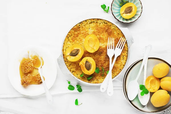 一个煎锅是一个粉与杏和蜂蜜的馅饼 顶部视图 — 图库照片