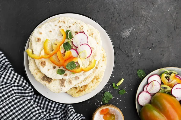 Pains Plats Maison Traditionnels Pour Une Collation Avec Des Légumes — Photo