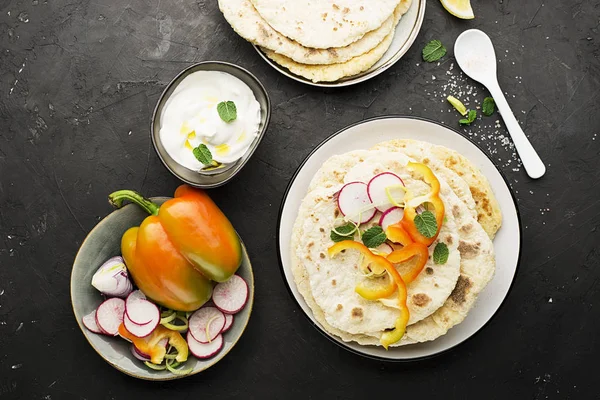 Pães Rasos Caseiros Tradicionais Para Lanche Com Legumes Frescos Sazonais — Fotografia de Stock