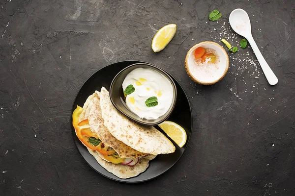 Traditionelle Hausgemachte Fladenbrote Als Snack Mit Frischem Gemüse Der Saison — Stockfoto