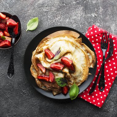 Krepler, taze çilek ve fesleğen salata. Üstten görünüm