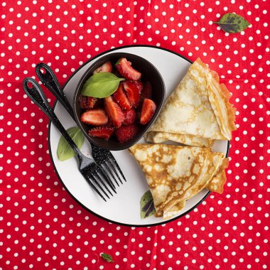 Krepler, taze çilek ve fesleğen salata. Üstten görünüm