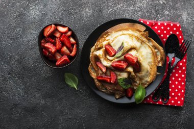 Krepler, taze çilek ve fesleğen salata. Üstten görünüm