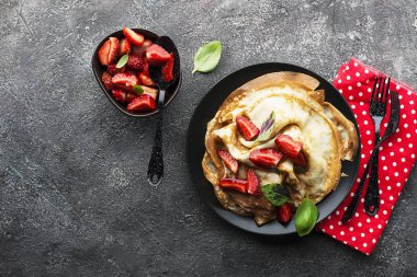 Krepler, taze çilek ve fesleğen salata. Üstten görünüm
