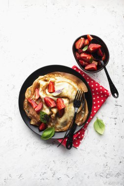 Krepler, taze çilek ve fesleğen salata. Üstten görünüm