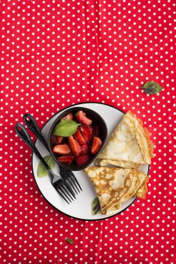 Krepler, taze çilek ve fesleğen salata. Üstten görünüm