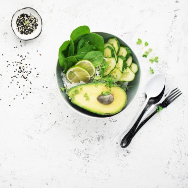 Vejetaryen sebze yaz avokado mikro-yeşillik kase. Üstten görünüm.