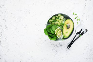 Vejetaryen sebze yaz avokado mikro-yeşillik kase. Üstten görünüm.