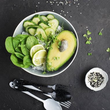 Vejetaryen sebze yaz avokado mikro-yeşillik kase. Üstten görünüm.