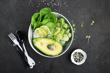 Vejetaryen sebze yaz avokado mikro-yeşillik kase. Üstten görünüm.