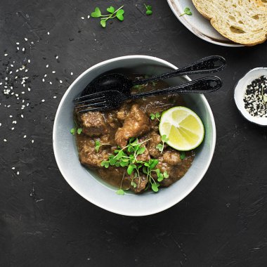 Ev yapımı Dana güveç sulu kireç ve alakart mikro yeşillik ile pilav ile servis. Üstten görünüm.