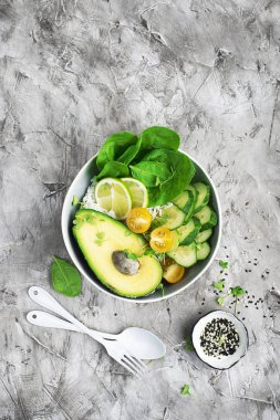 Vejetaryen sebze yaz avokado mikro-yeşillik kase. Üstten görünüm.