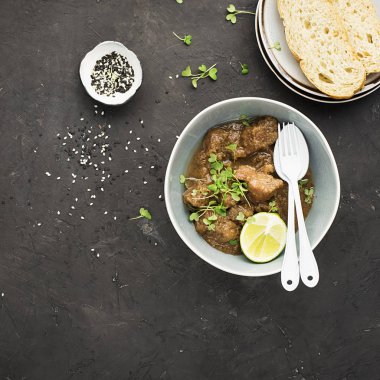 Ev yapımı Dana güveç sulu kireç ve alakart mikro yeşillik ile pilav ile servis. Üstten görünüm.