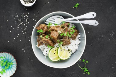 Ev yapımı Dana güveç sulu kireç ve alakart mikro yeşillik ile pilav ile servis. Üstten görünüm.