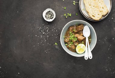 Ev yapımı Dana güveç sulu kireç ve alakart mikro yeşillik ile pilav ile servis. Üstten görünüm.