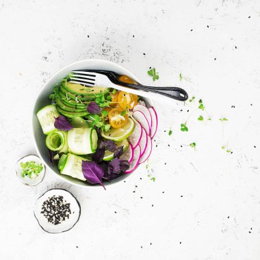 Vejetaryen yemek Buda kase. Sebze, pirinç, mikro Yeşiller, nohut ile avokado kase. Üstten görünüm