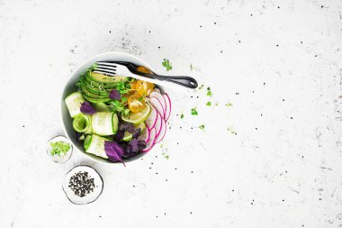 Vejetaryen yemek Buda kase. Sebze, pirinç, mikro Yeşiller, nohut ile avokado kase. Üstten görünüm