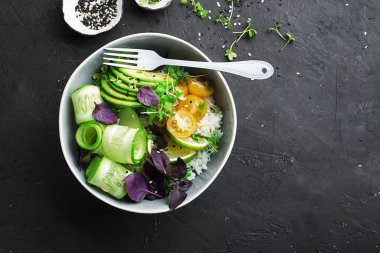 Vejetaryen yemek Buda kase. Sebze, pirinç, mikro Yeşiller, nohut ile avokado kase. Üstten görünüm