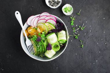 Vejetaryen yemek Buda kase. Sebze, pirinç, mikro Yeşiller, nohut ile avokado kase. Üstten görünüm