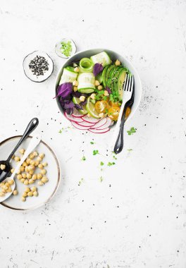 Vejetaryen yemek Buda kase. Sebze, pirinç, mikro Yeşiller, nohut ile avokado kase. Üstten görünüm