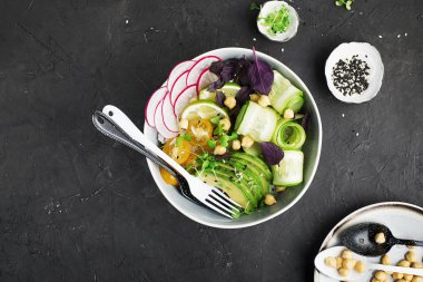 Vejetaryen yemek Buda kase. Sebze, pirinç, mikro Yeşiller, nohut ile avokado kase. Üstten görünüm