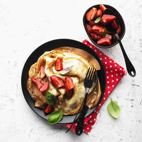 Krepler, taze çilek ve fesleğen salata. Üstten görünüm