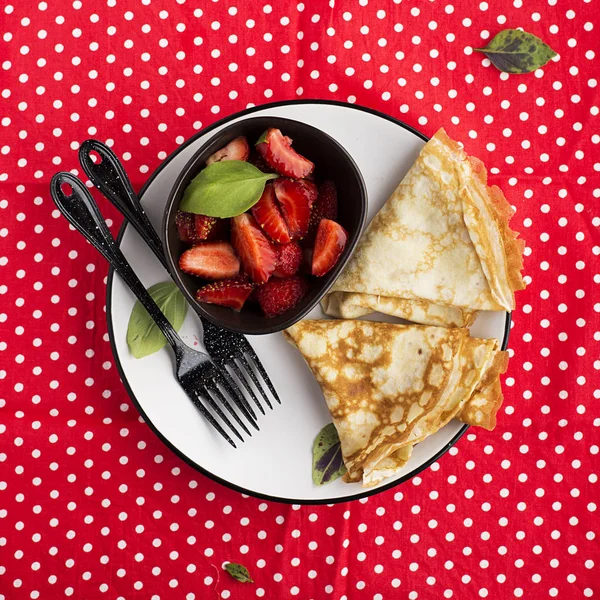 Krepler, taze çilek ve fesleğen salata. Üstten görünüm