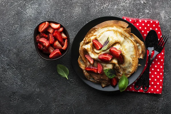 Krepler, taze çilek ve fesleğen salata. Üstten görünüm