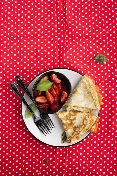 Krepler, taze çilek ve fesleğen salata. Üstten görünüm