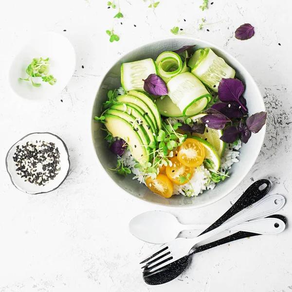 Vejetaryen yemek Buda kase. Sebze, pirinç, mikro Yeşiller, nohut ile avokado kase. Üstten görünüm