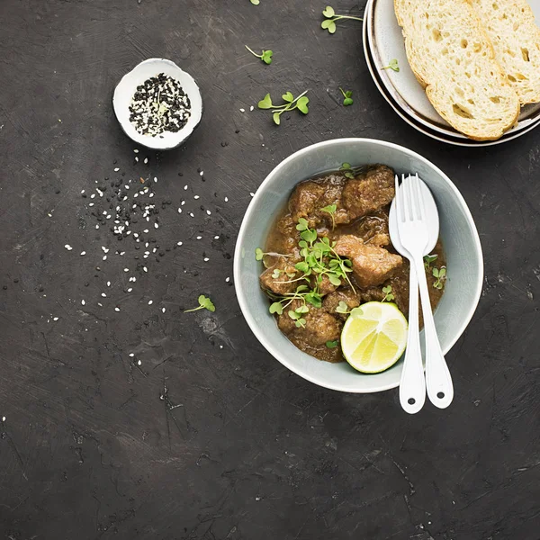 Ev yapımı Dana güveç sulu kireç ve alakart mikro yeşillik ile pilav ile servis. Üstten görünüm.