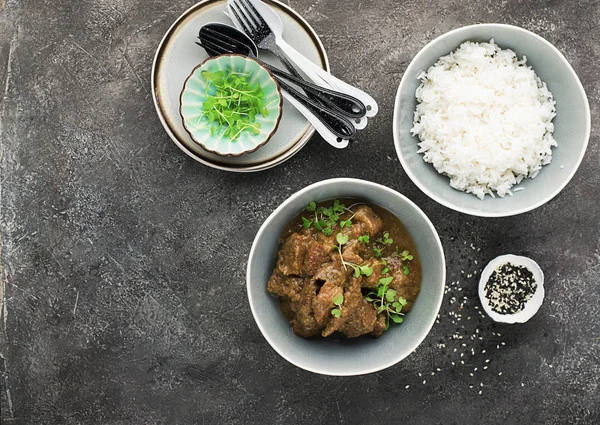 Ev yapımı Dana güveç sulu kireç ve alakart mikro yeşillik ile pilav ile servis. Üstten görünüm.