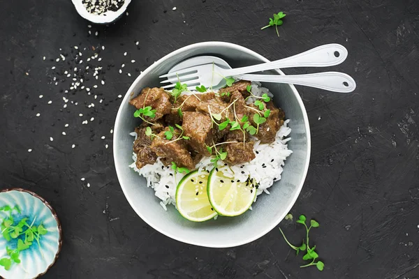 Ev yapımı Dana güveç sulu kireç ve alakart mikro yeşillik ile pilav ile servis. Üstten görünüm.