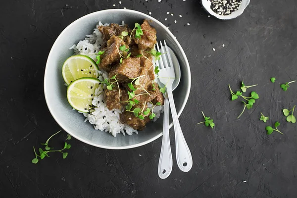 Ev yapımı Dana güveç sulu kireç ve alakart mikro yeşillik ile pilav ile servis. Üstten görünüm.