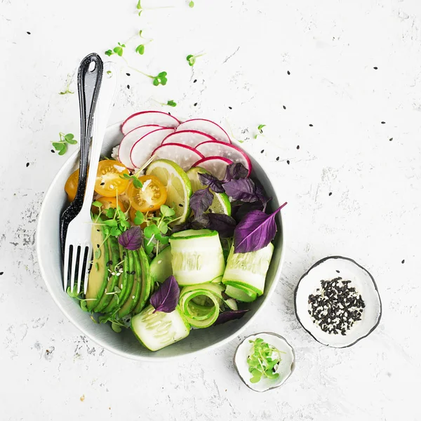 Вегетарианский Ужин Чаше Будды Овощи Рис Микрозелень Миска Авокадо Горохом — стоковое фото