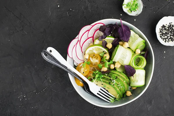Vegetarisches Abendessen Buddha Schale Gemüse Reis Mikrogemüse Avocadoschale Mit Kichererbsen — Stockfoto