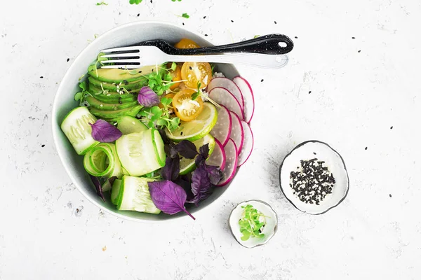 Vejetaryen yemek Buda kase. Sebze, pirinç, mikro Yeşiller, nohut ile avokado kase. Üstten görünüm