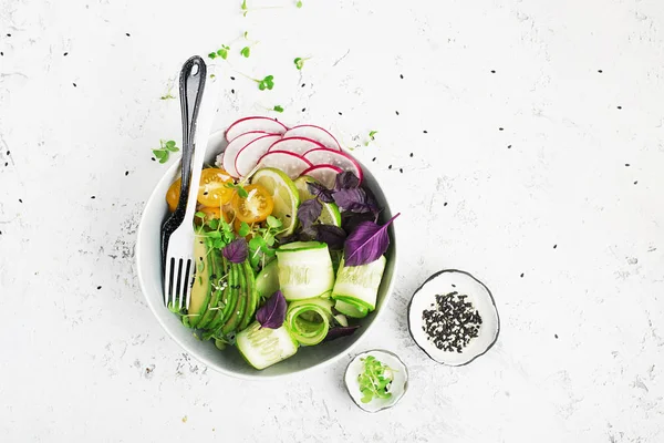 Vejetaryen yemek Buda kase. Sebze, pirinç, mikro Yeşiller, nohut ile avokado kase. Üstten görünüm