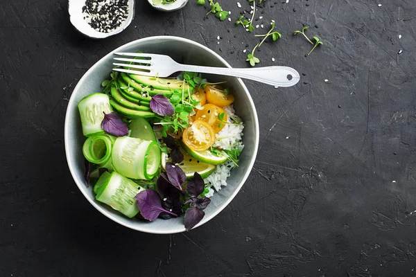 Vejetaryen yemek Buda kase. Sebze, pirinç, mikro Yeşiller, nohut ile avokado kase. Üstten görünüm