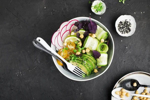 Vejetaryen yemek Buda kase. Sebze, pirinç, mikro Yeşiller, nohut ile avokado kase. Üstten görünüm