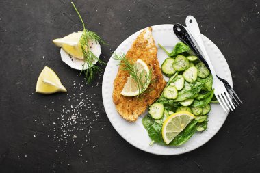 Tavuk Milanese beyaz tabak sebze ile