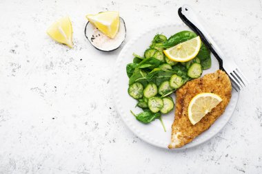 Tavuk Milanese beyaz tabak sebze ile