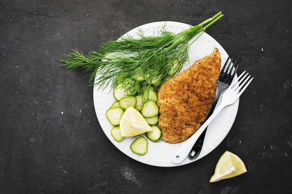 Frango Milanese Com Legumes Prato Branco — Fotografia de Stock