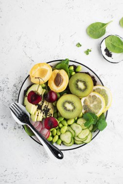 Yaz meyve kase. Vejetaryen Yemeği sağlıklı gıda için. Üstten görünüm