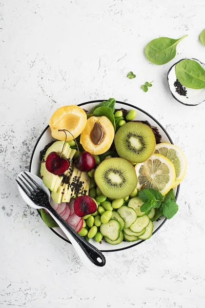 Yaz meyve kase. Vejetaryen Yemeği sağlıklı gıda için. Üstten görünüm