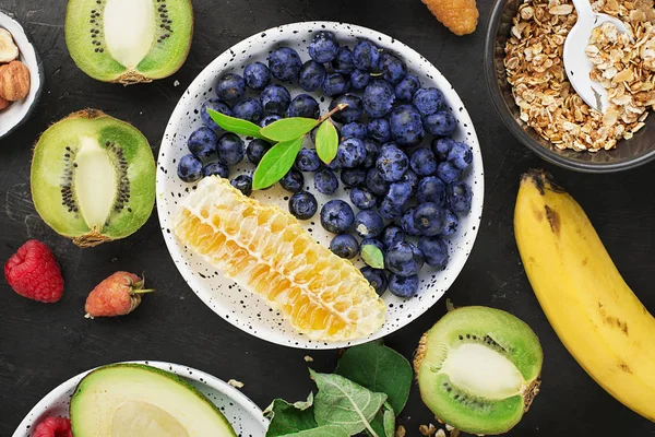 Ingrediënten Voor Een Gezond Ontbijt Maaltijden Bosbessen Frambozen Noten Oranje — Stockfoto