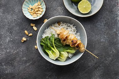 Teriyaki tavuk şiş, lahana bok choy, pirinç Buda kase. Sağlıklı beslenme kavramı. Üstten Görünüm.