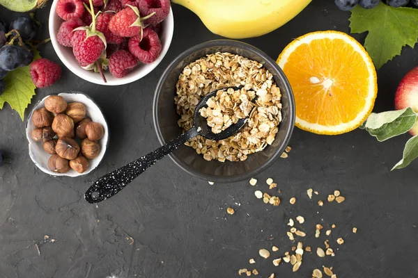 Sağlıklı Gıda Kahvaltı Yemek Hazırlanması Için Malzemeler Granola Üzüm Yaban — Stok fotoğraf