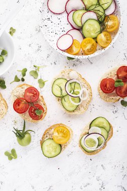 Sebze mini tost çiftçi pazar beyaz baget sebze mini yeşil daikon ile dekore edilmiş balık riyette ile çeşitli. Üstten Görünüm.