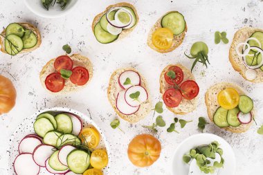 Sebze mini tost çiftçi pazar beyaz baget sebze mini yeşil daikon ile dekore edilmiş balık riyette ile çeşitli. Üstten Görünüm.